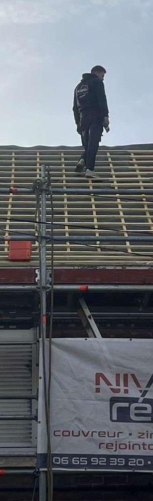 Bâtiment en briques avec toit de tuiles orange.