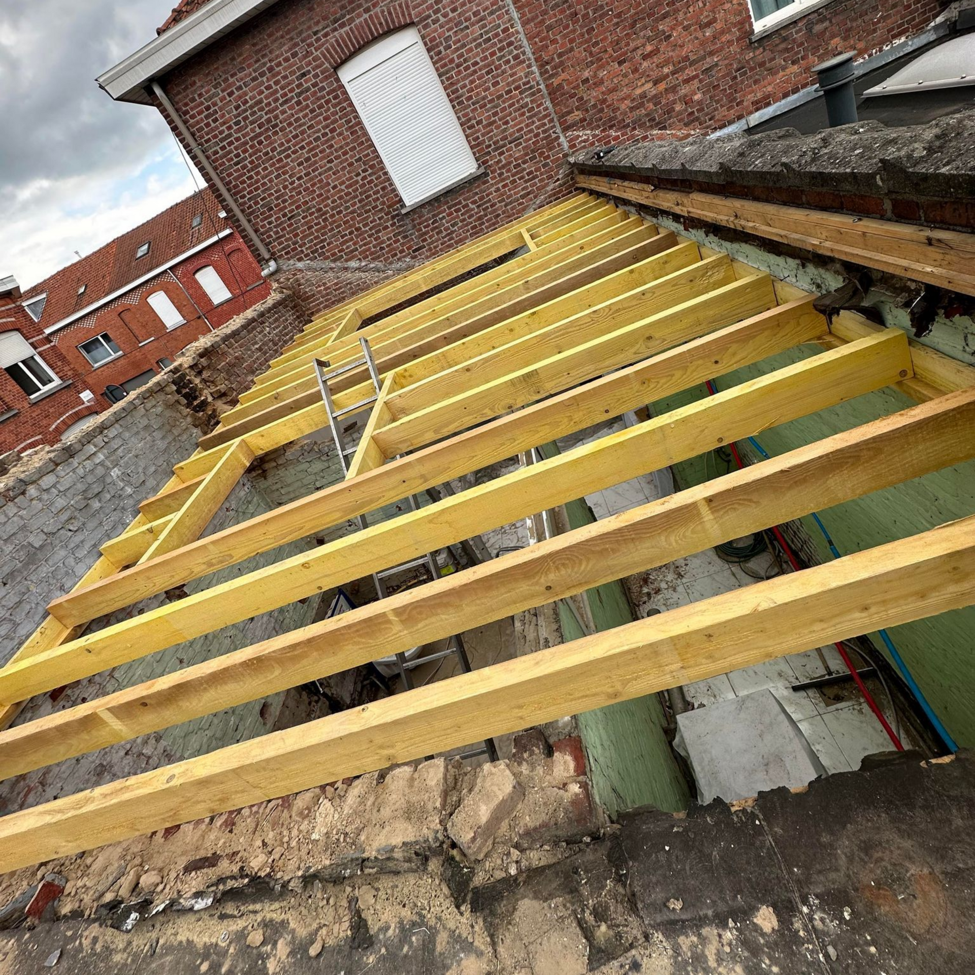 Construction d'une charpente de toit.