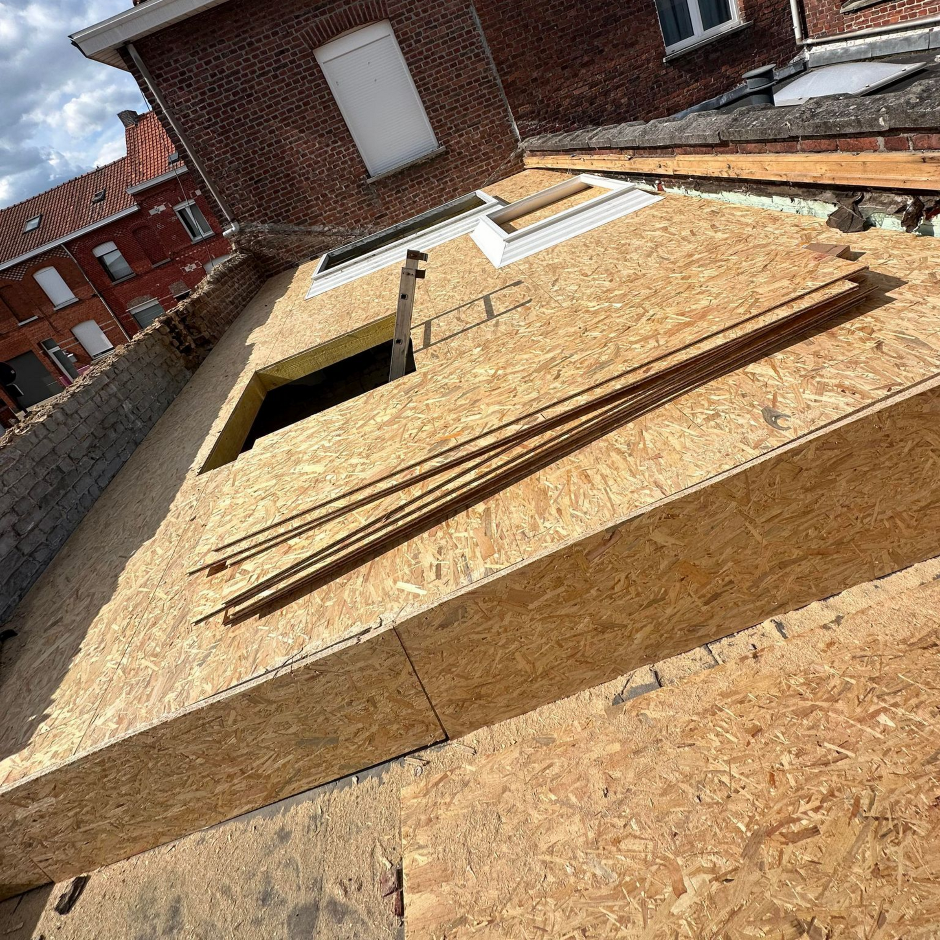 Construction d'un toit en panneaux OSB.