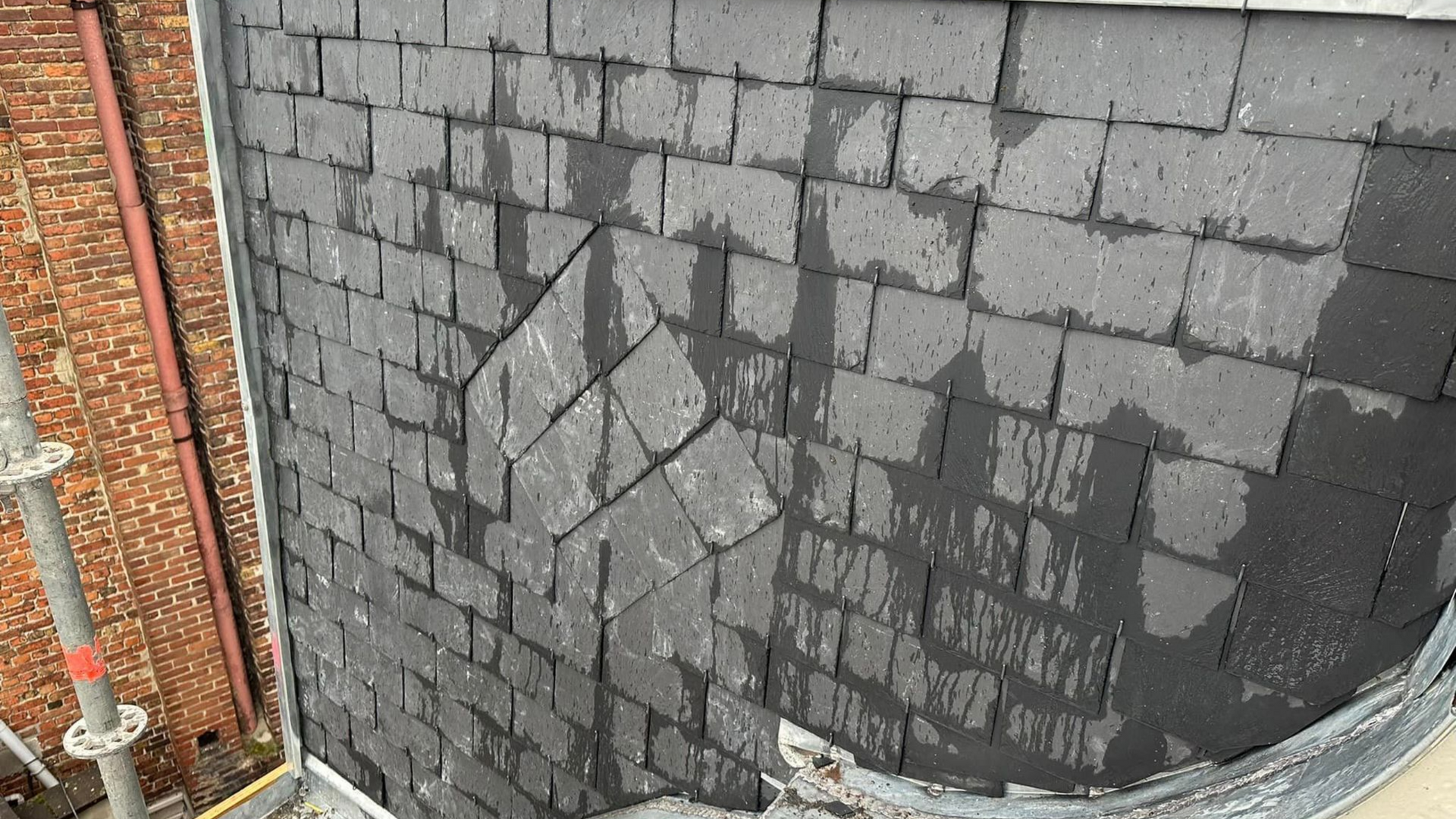 Toit en ardoise gris foncé.