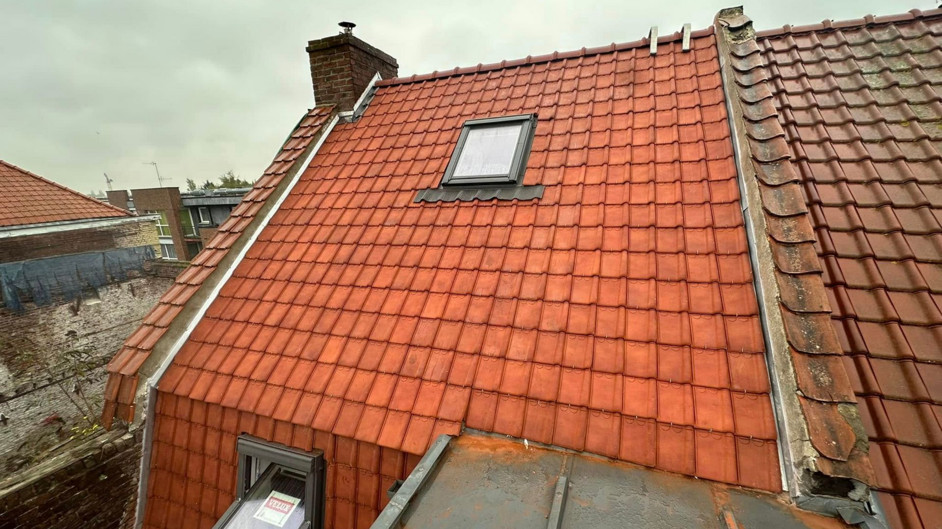 Toit de tuiles rouges.