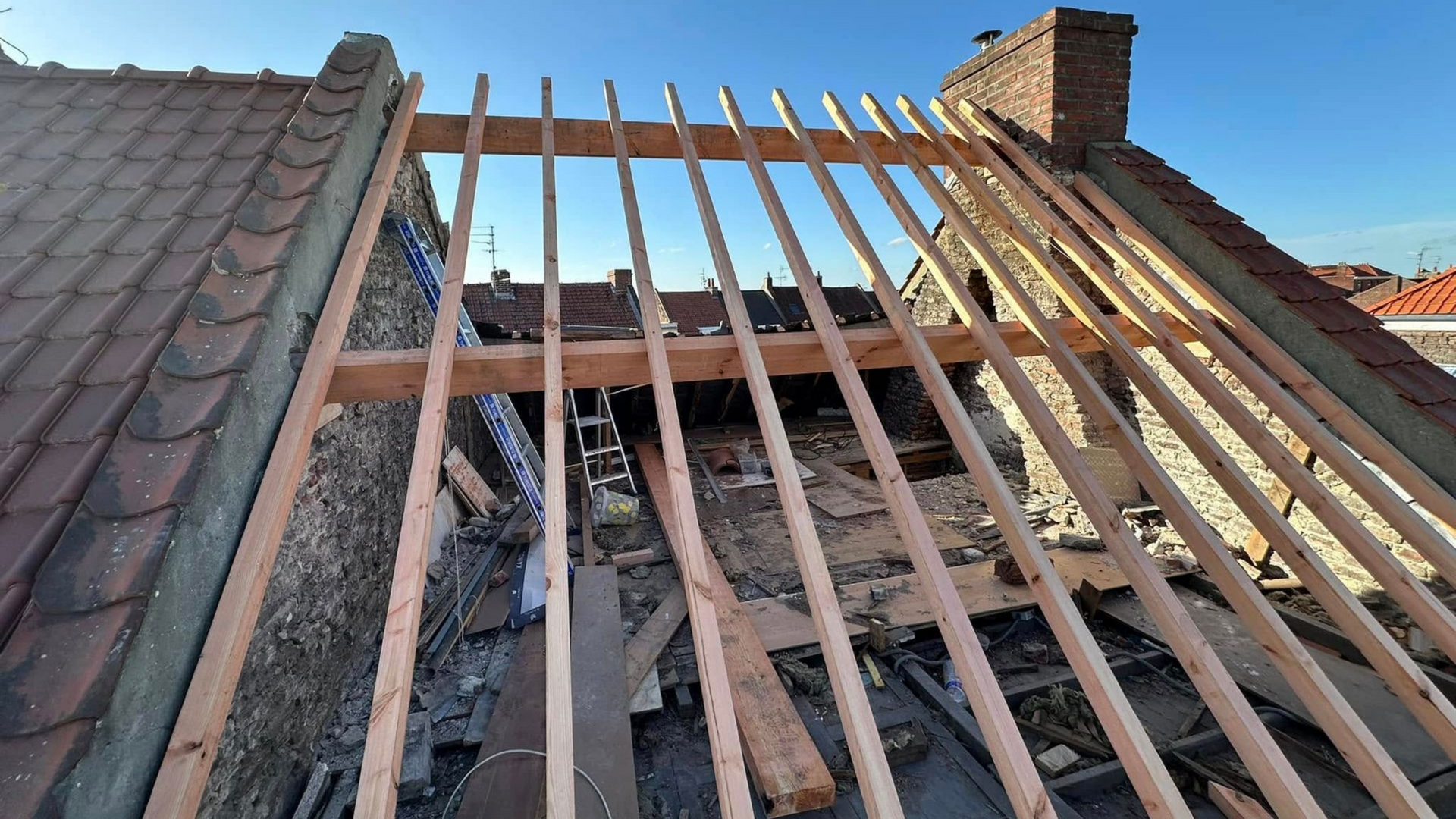 Toit en tuiles rouges avec puits de lumière.