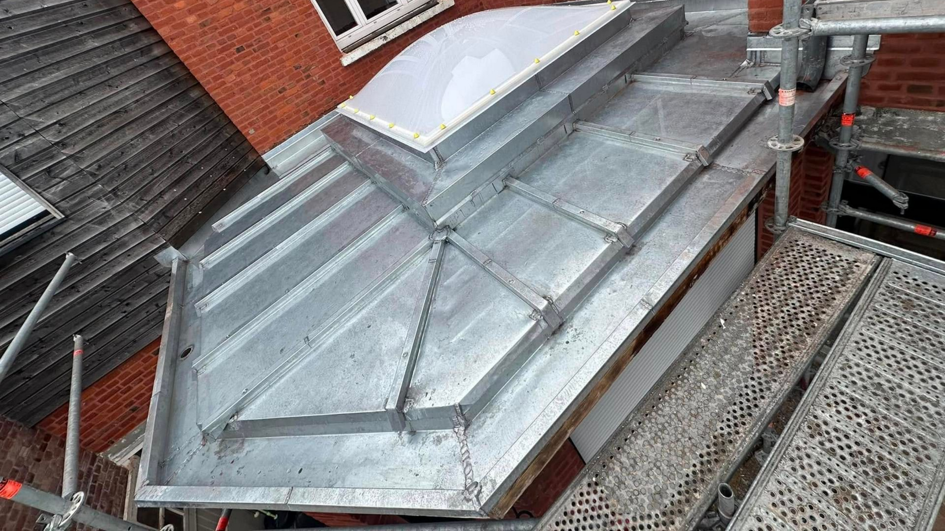 Toiture avec puits de lumière.