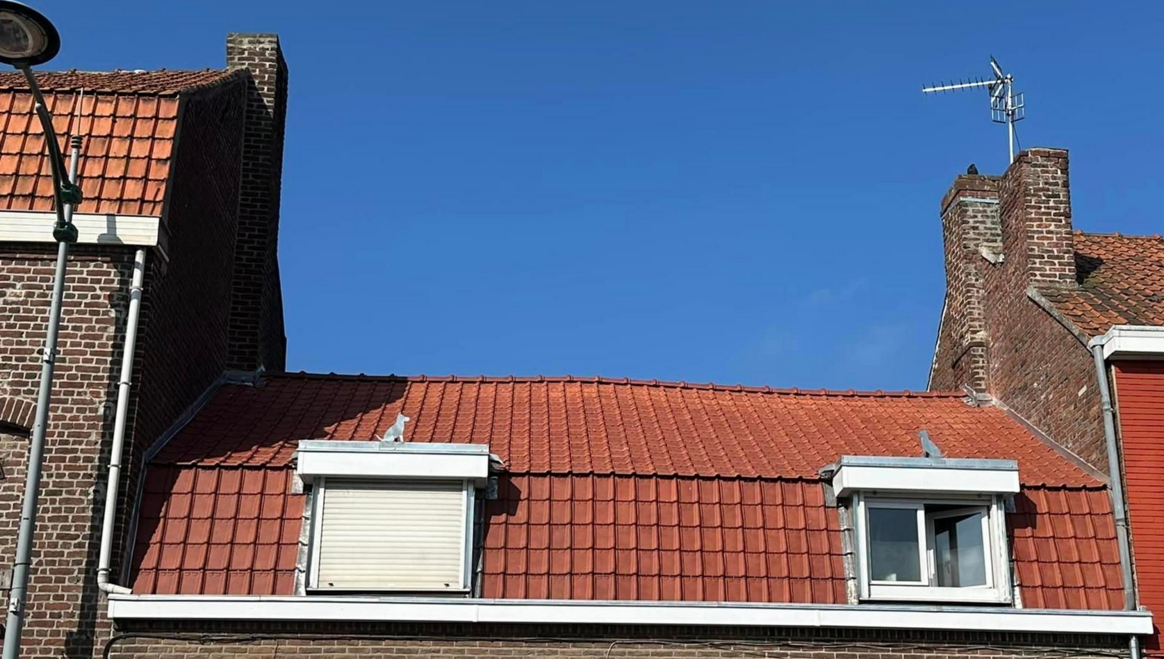 Bâtiments en briques aux toits de tuiles.