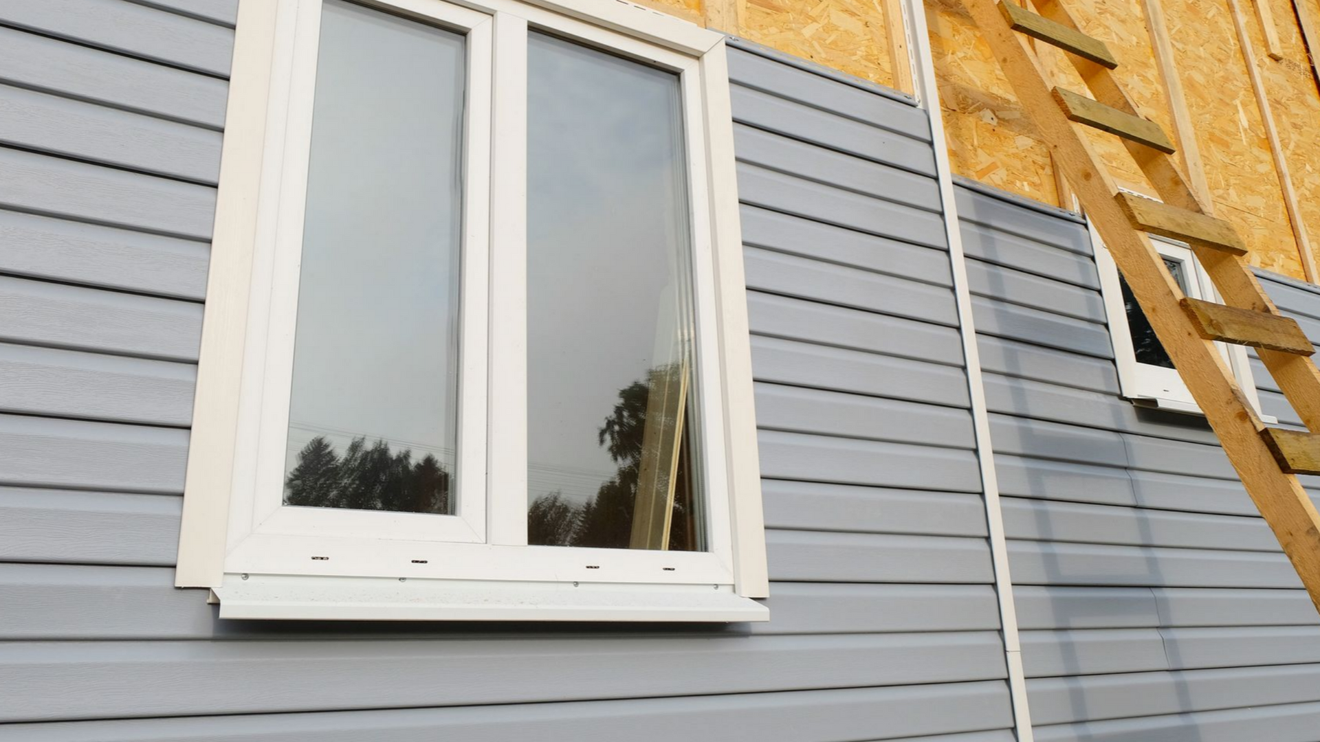 Bardage gris foncé sur une partie étroite du bâtiment.