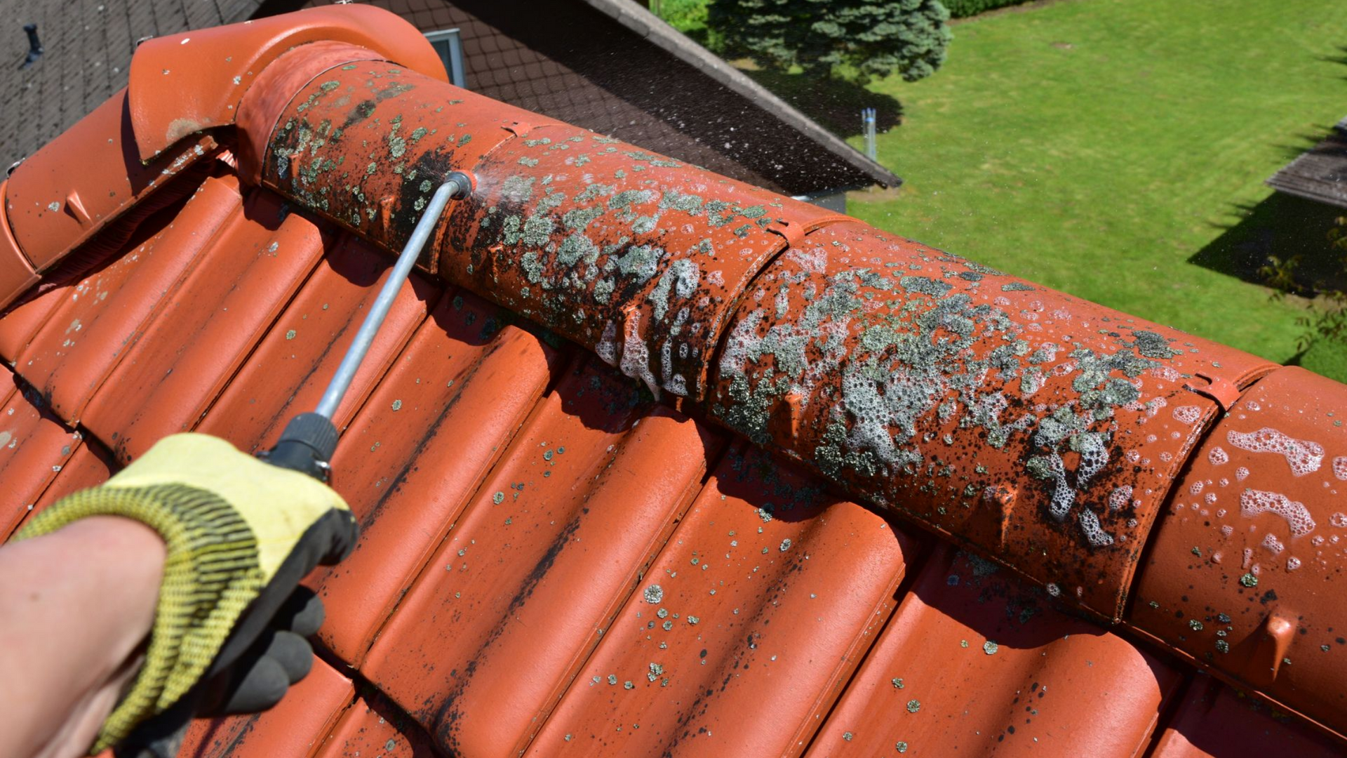 Nettoyage manuel d'une crête de toit.