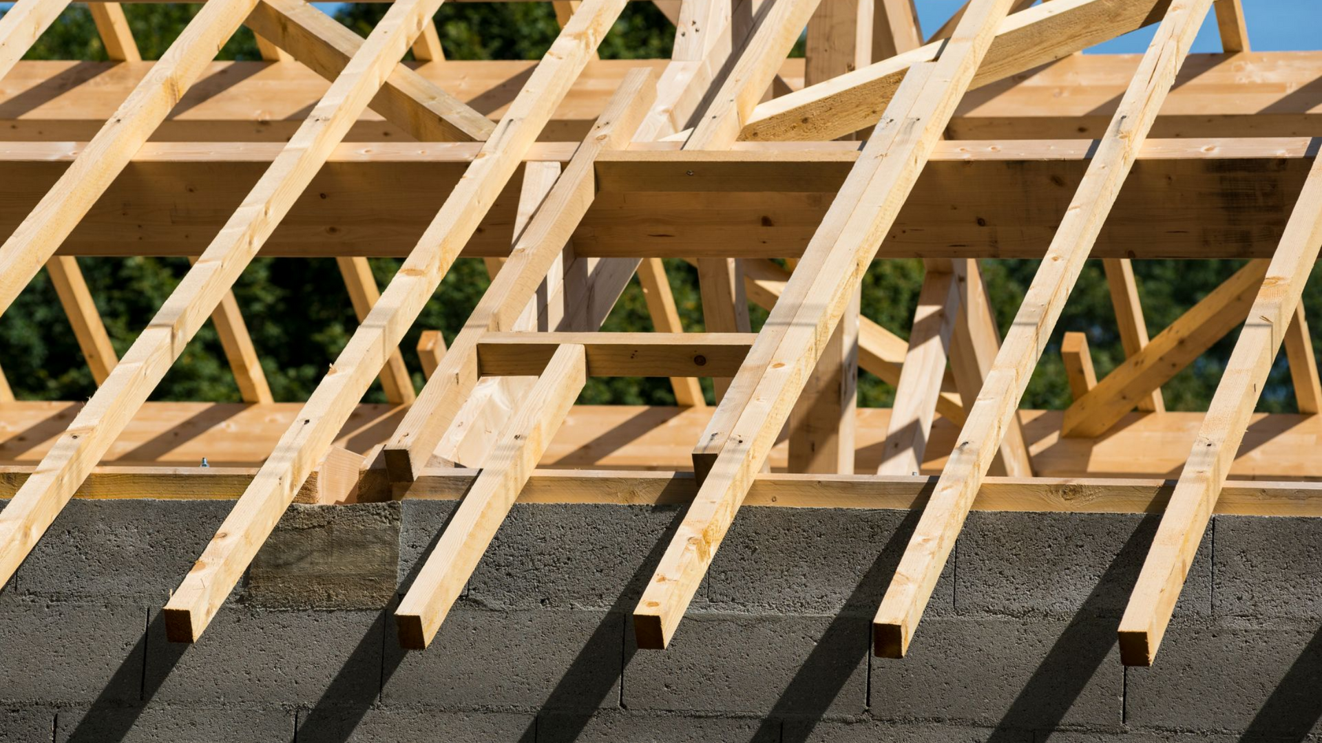 Charpente de toit en bois en construction.