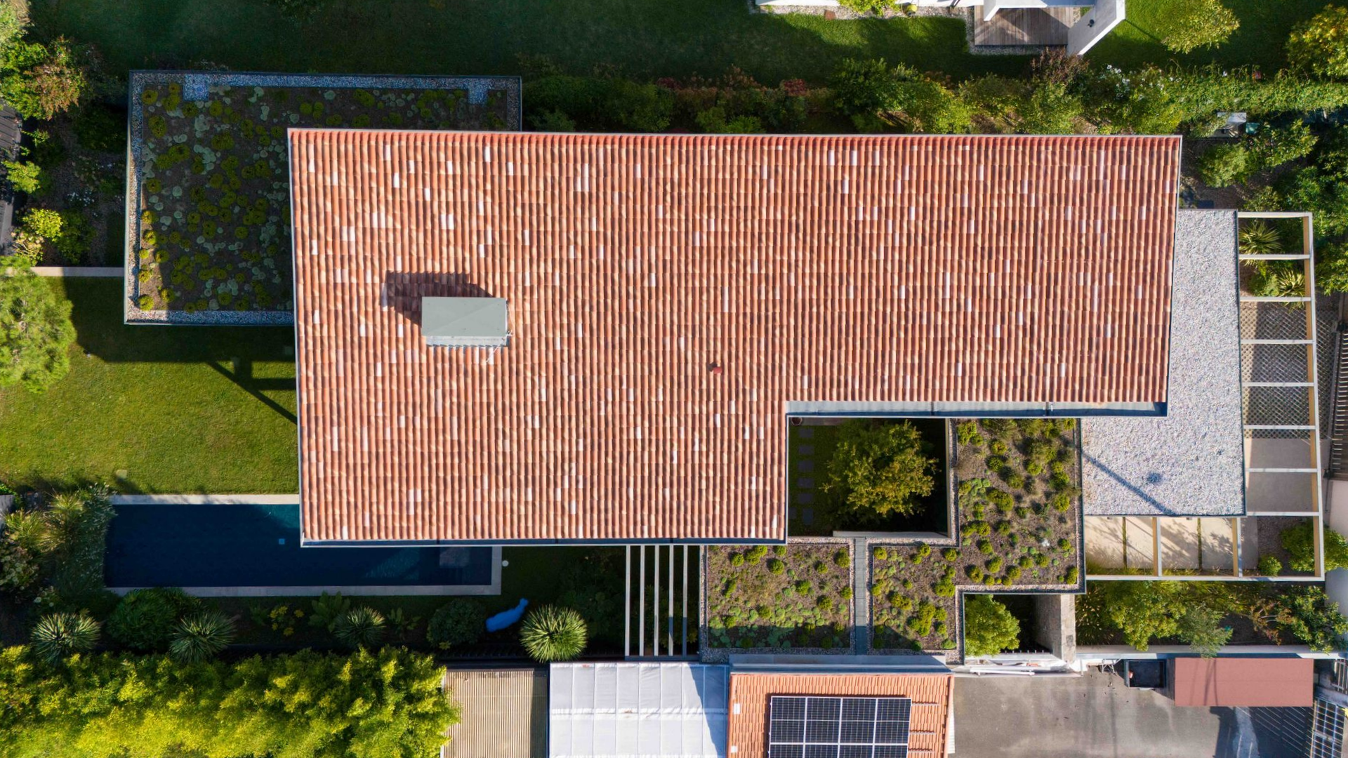 Vue aérienne d'une maison moderne avec toit en tuiles.