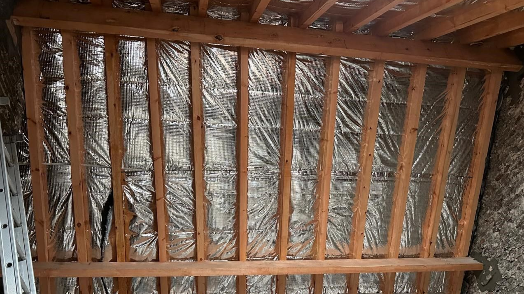 Maison au toit de tuiles rouges.