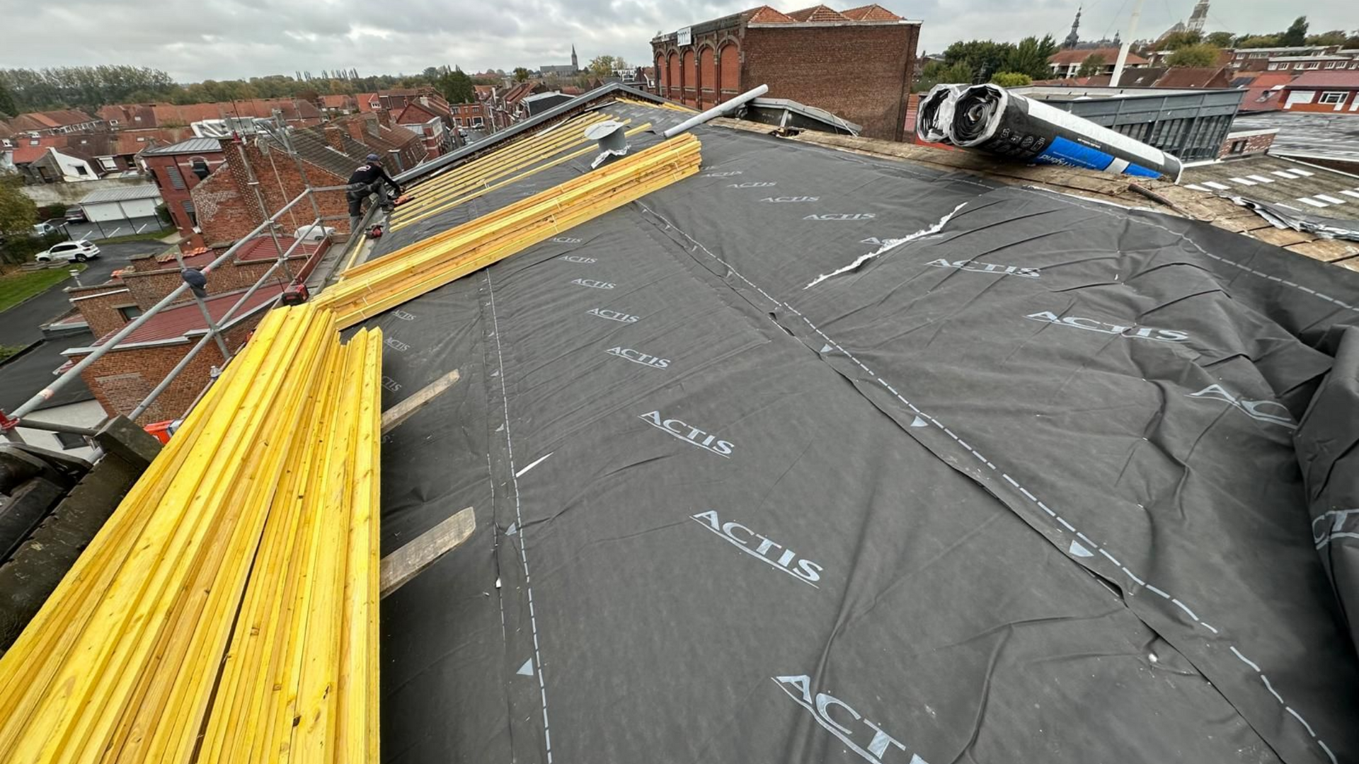 Maison avec toiture partiellement en construction.