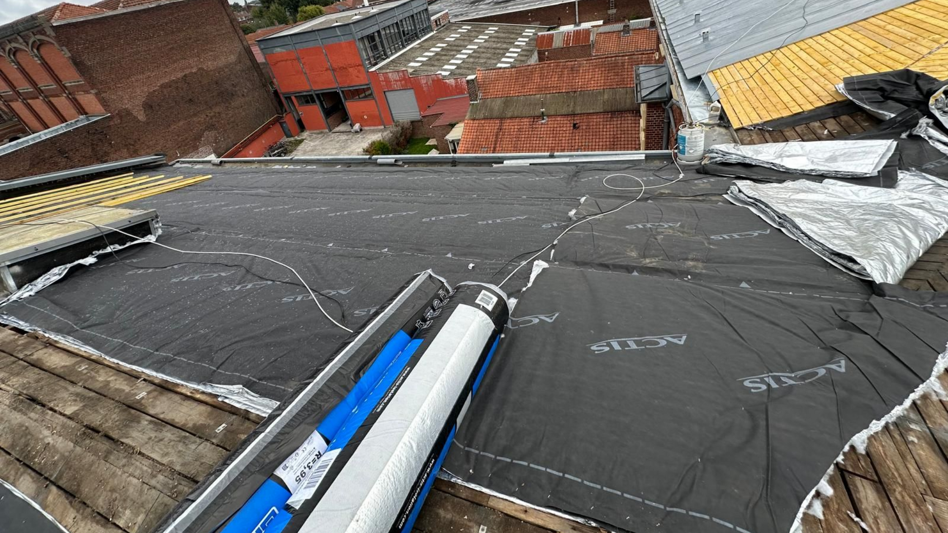 Deux couvreurs remplacent un toit.