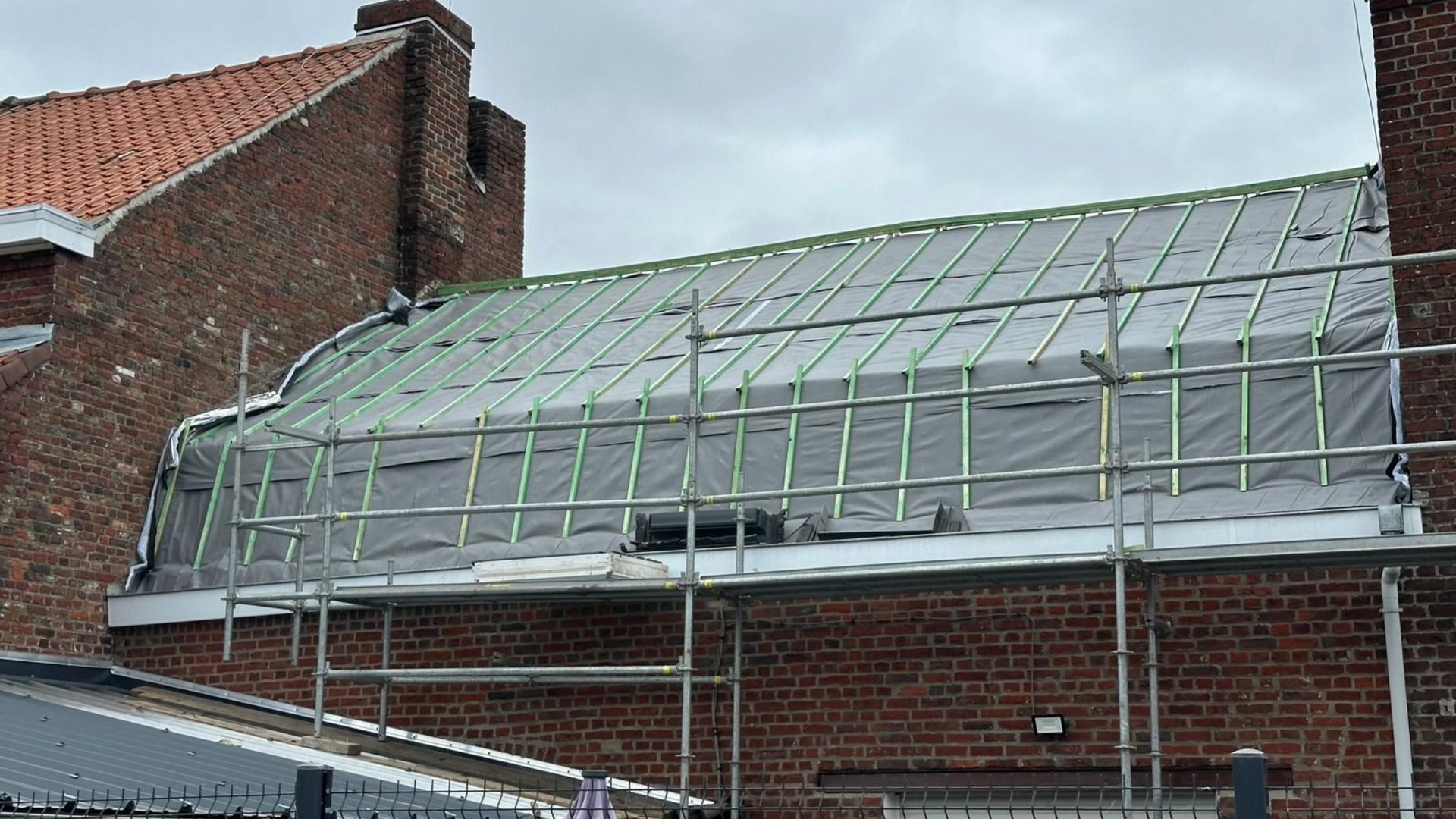 Vue aérienne d'une maison moderne avec un toit en tuiles.