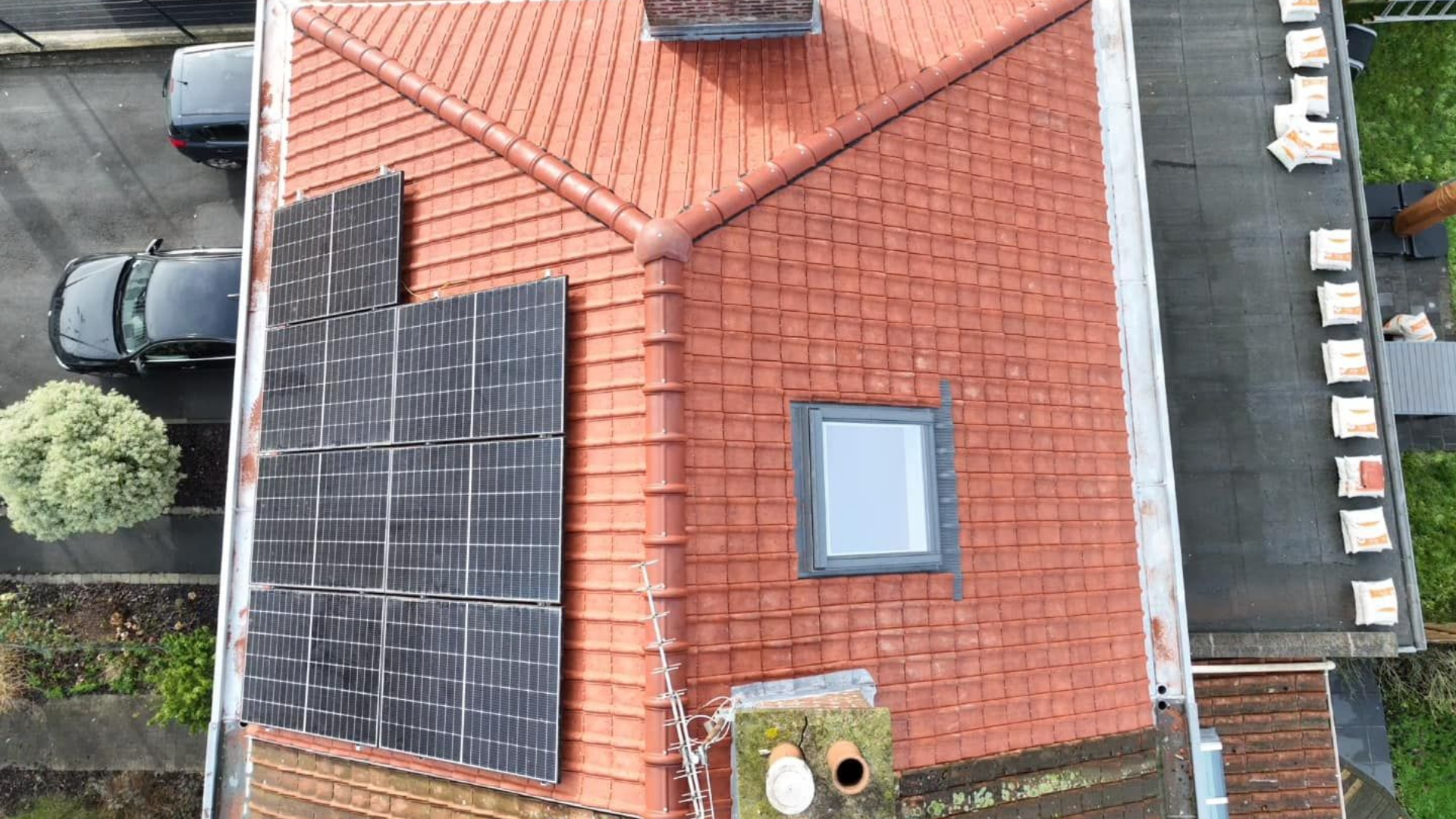 Maison au toit de tuiles rouges.