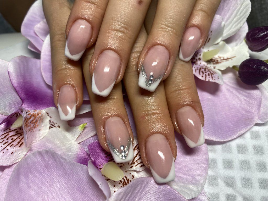 DIA Nails and Beauty