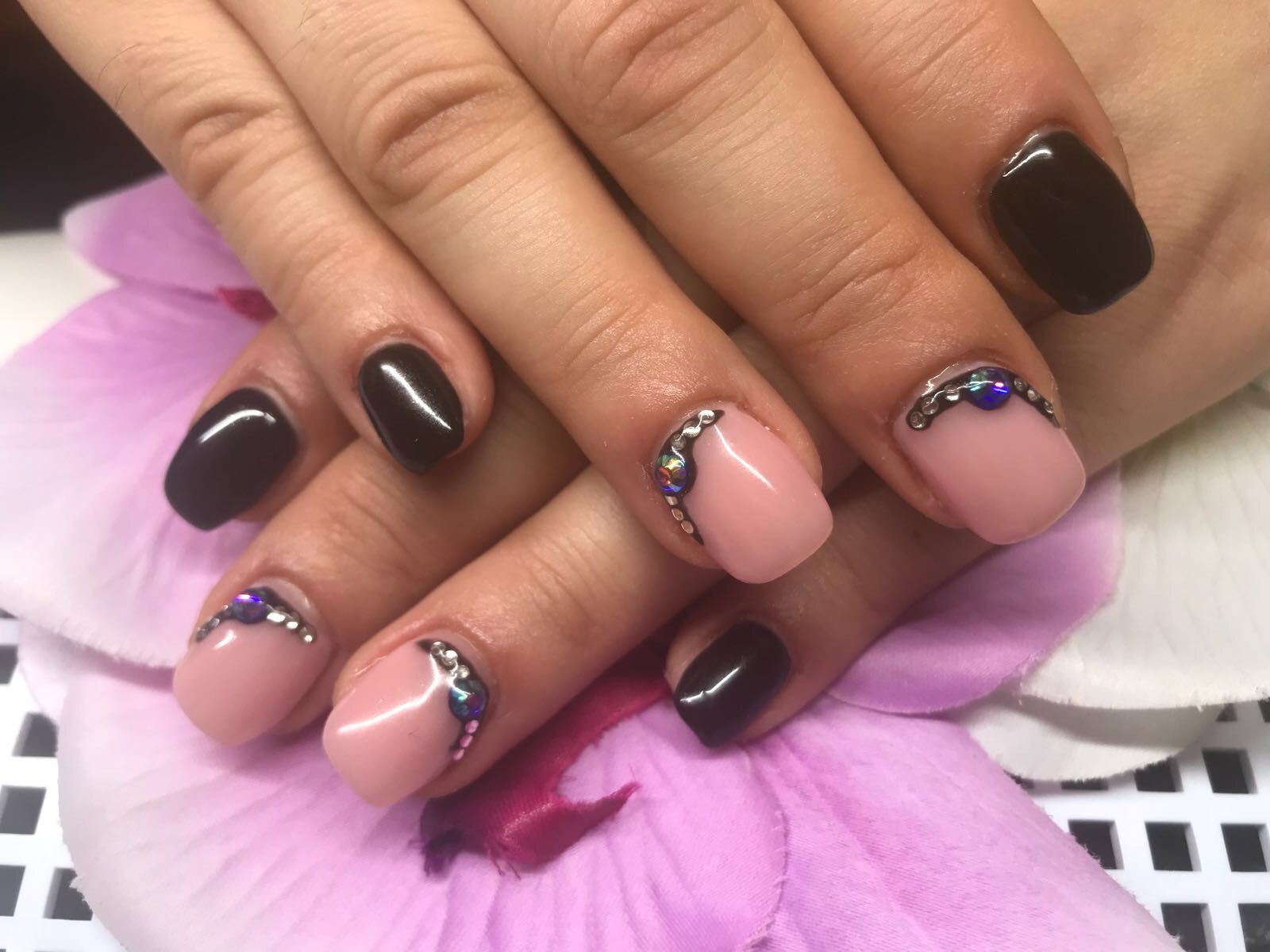 DIA Nails and Beauty