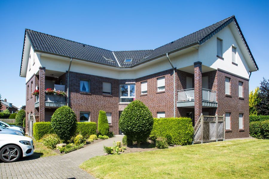 Ein Backsteingebäude mit einem davor geparkten Auto