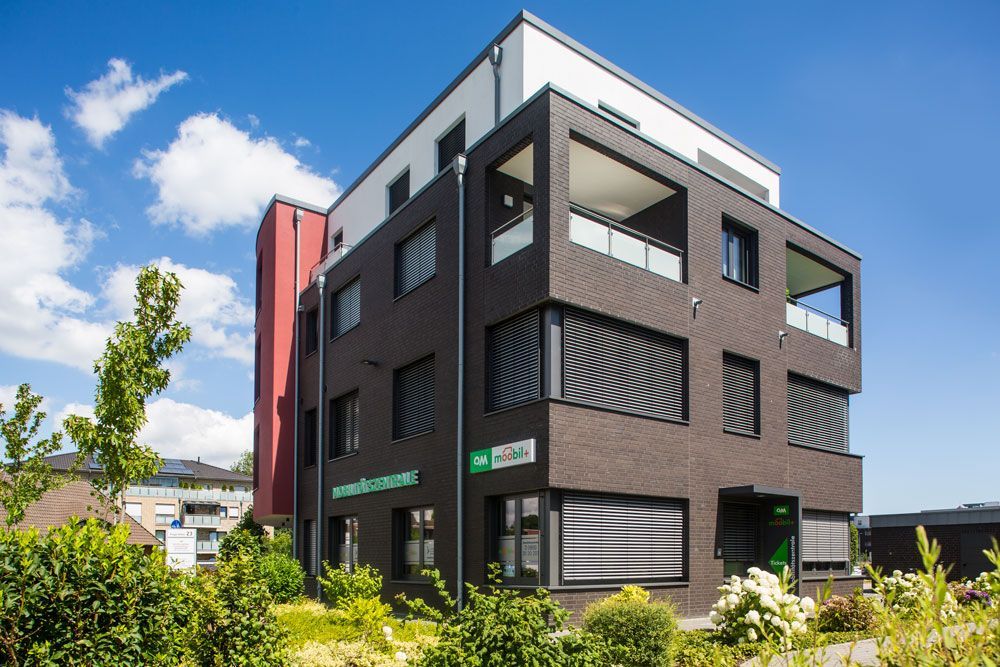 Ein großes Gebäude mit vielen Fenstern und Balkonen