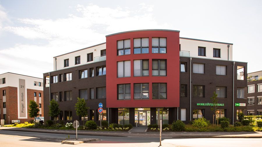 Ein großes rot-weißes Gebäude mit vielen Fenstern