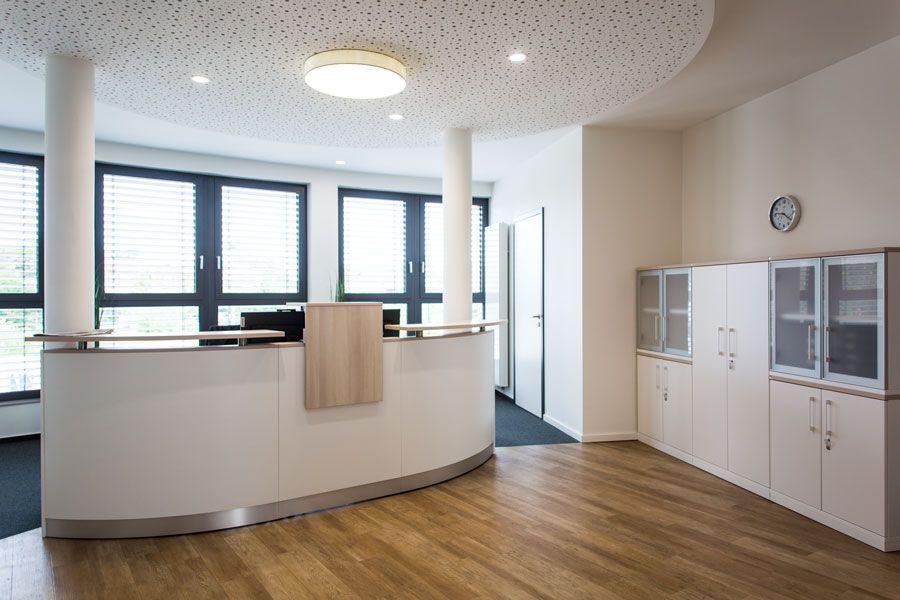 In der Mitte des Zimmers hängt eine Uhr an der Wand.