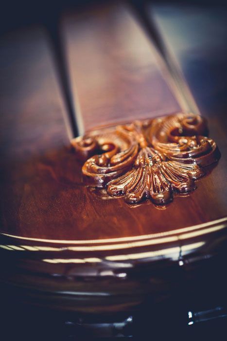 Un primer plano de un mueble de madera tallada.