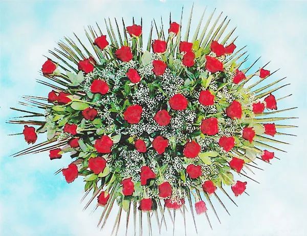 Un gran ramo de rosas rojas contra un cielo azul.