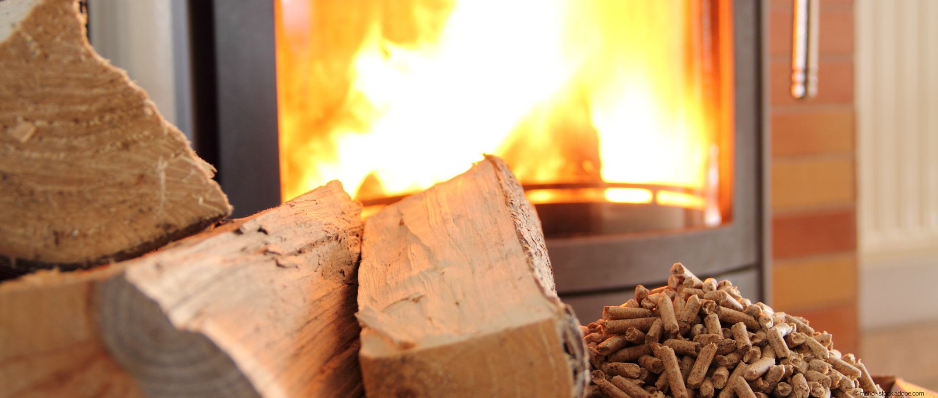 Holzofen mit Holzscheiden und Pellets