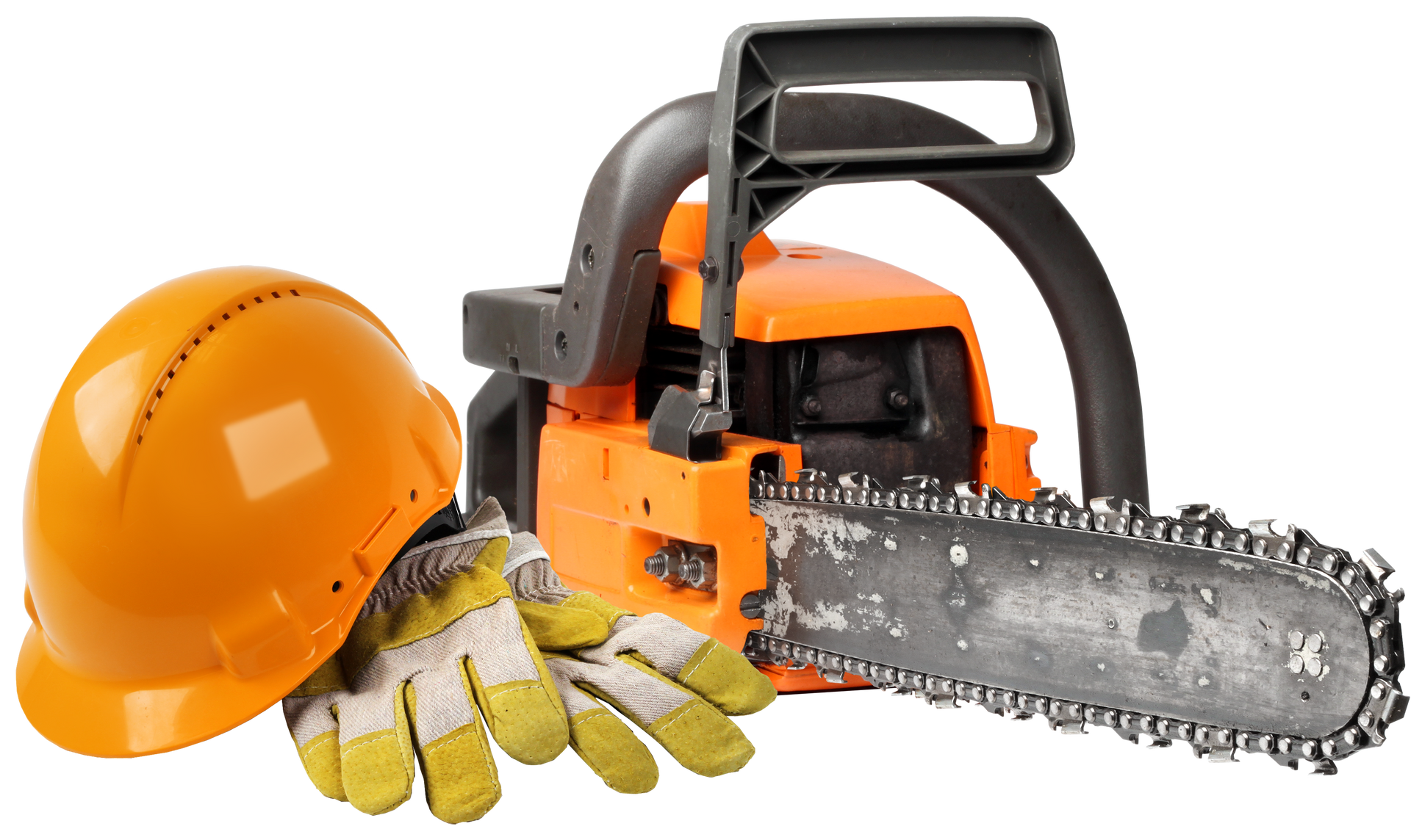 Une tronçonneuse posée avec un casque de sécurité orange.