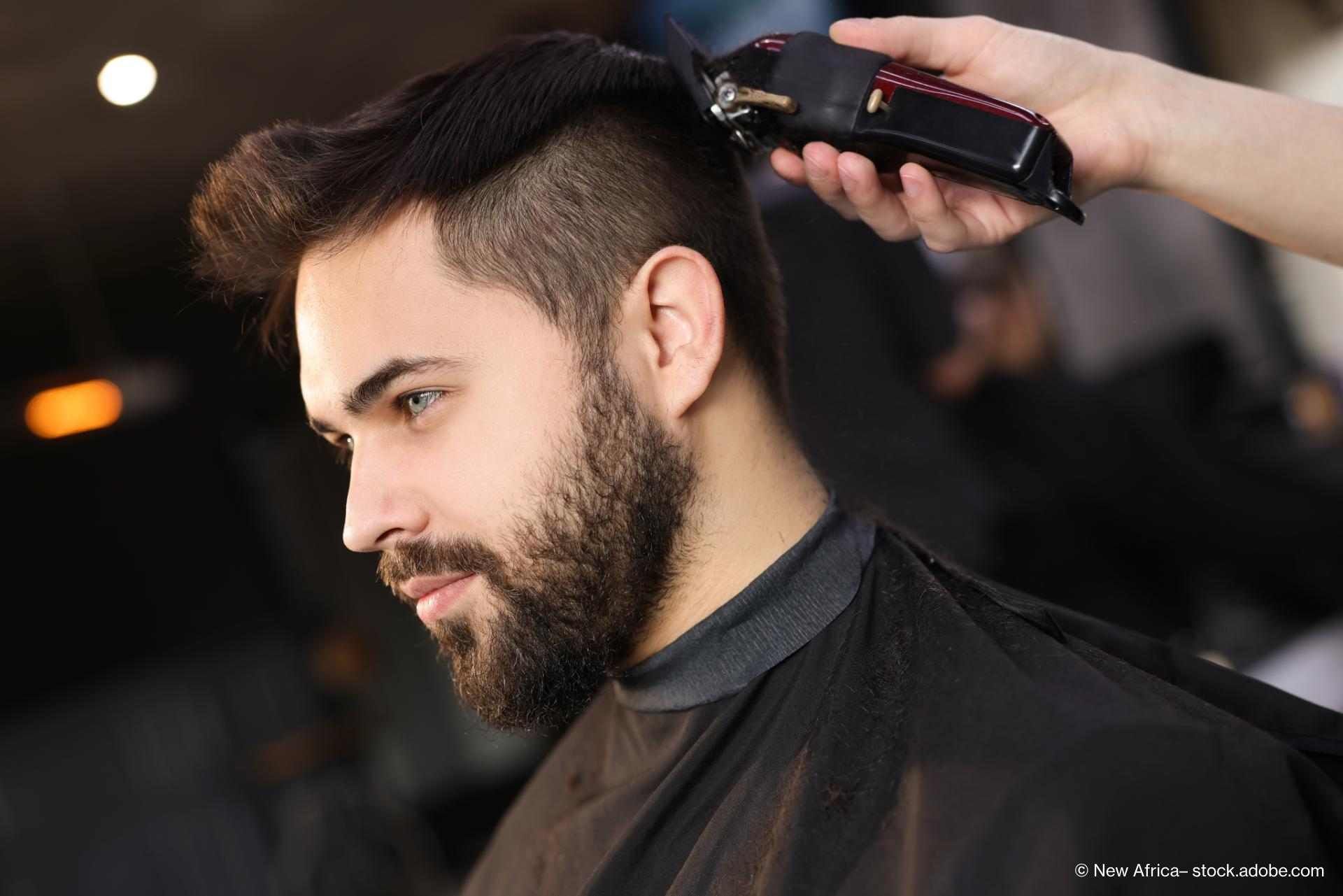 Bild eines Mannes, dessen Kopf rasiert wird