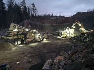 Kaivuri siirtää murskattavaa maa-ainesta