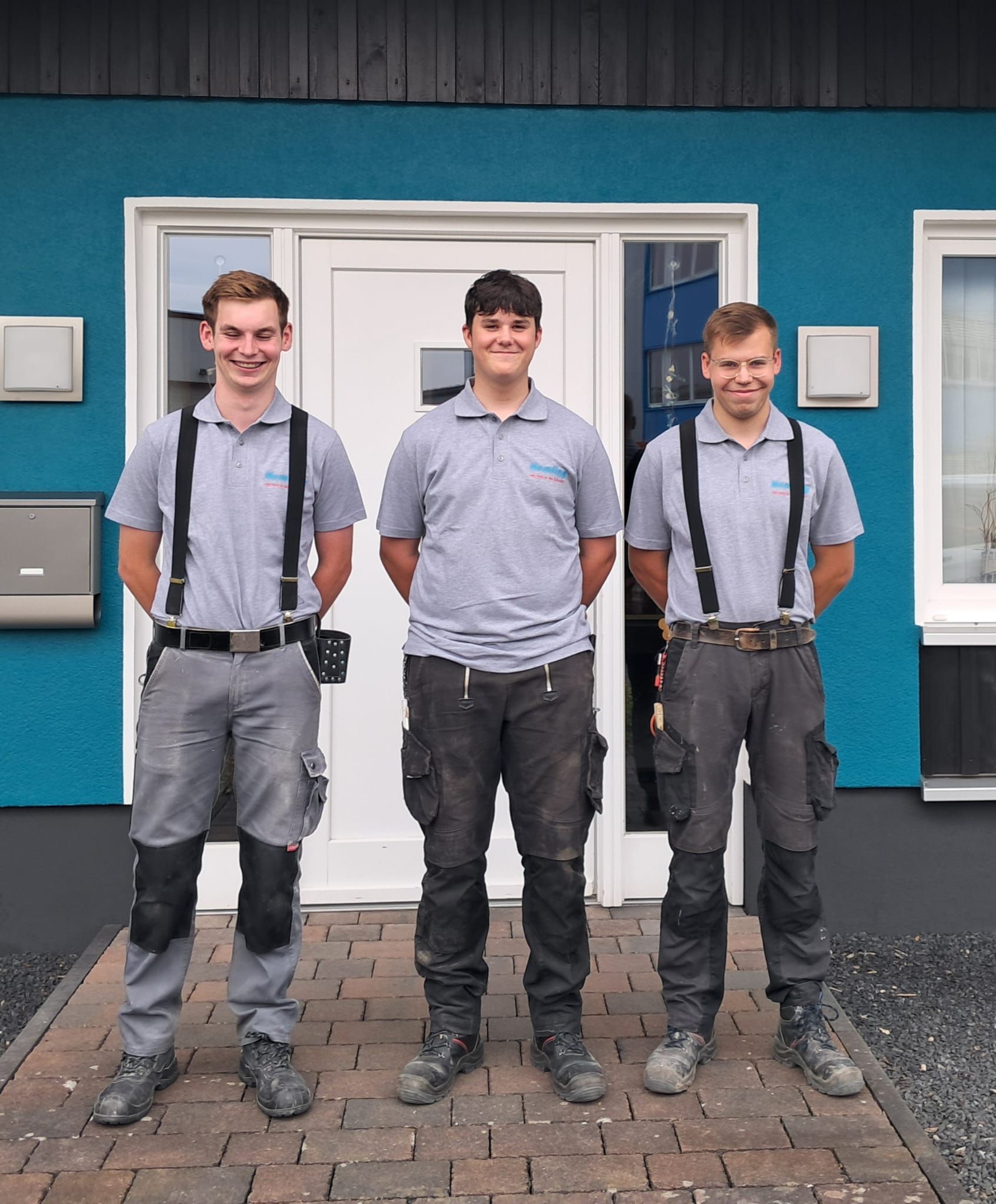 Hier möchten wir Euch unsere drei Auszubildenden vorstellen, die am 01.08.2025 im ersten als auch im zweiten Lehrjahr bei uns gestartet sind.