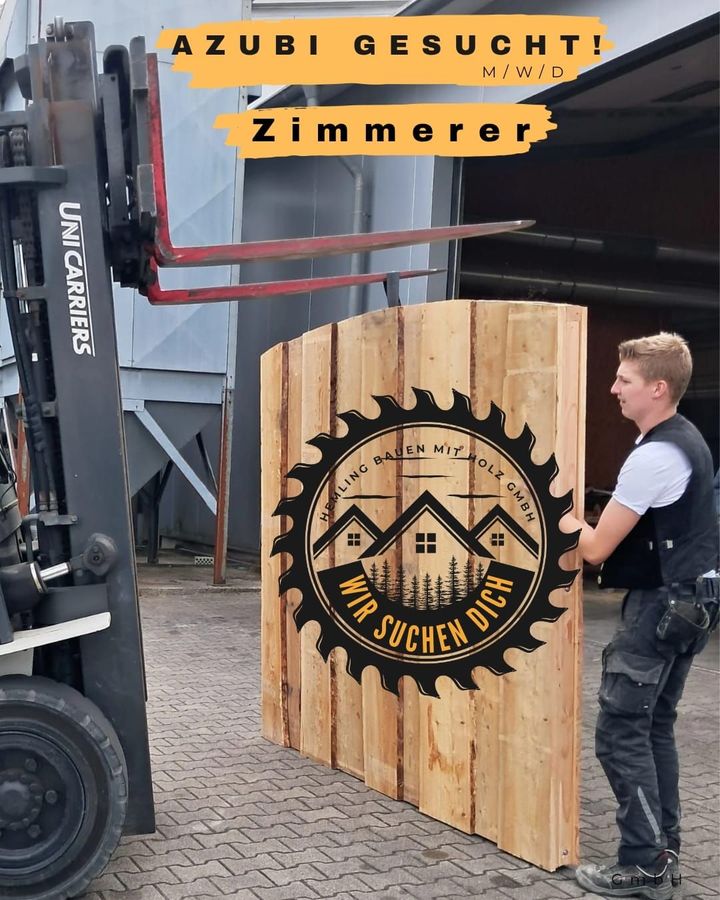 Drei Personen stehen vor einem Haus.
