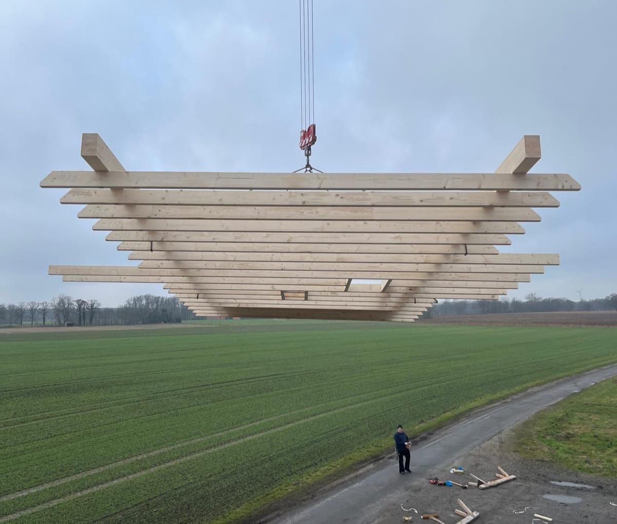 Drei Personen stehen vor einem Haus.
