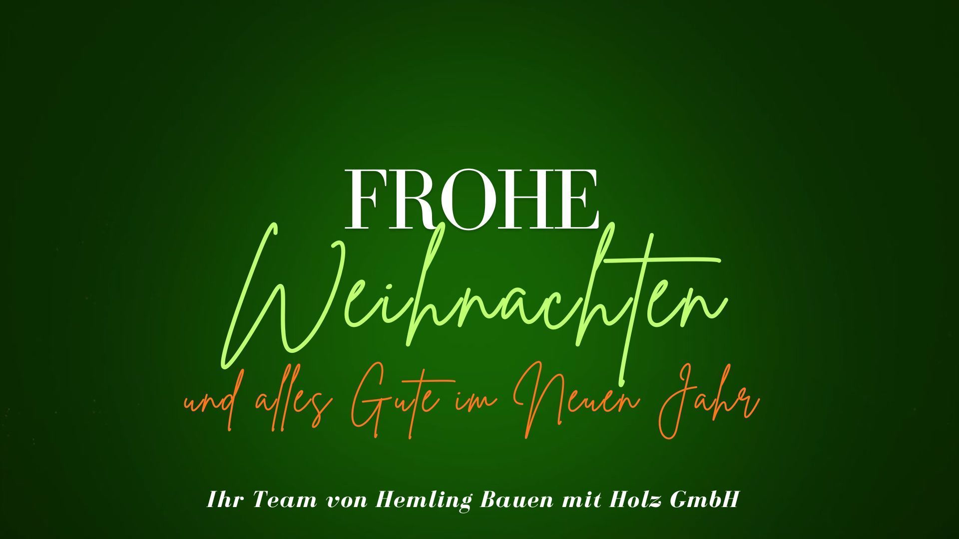 Drei Personen stehen vor einem Haus.