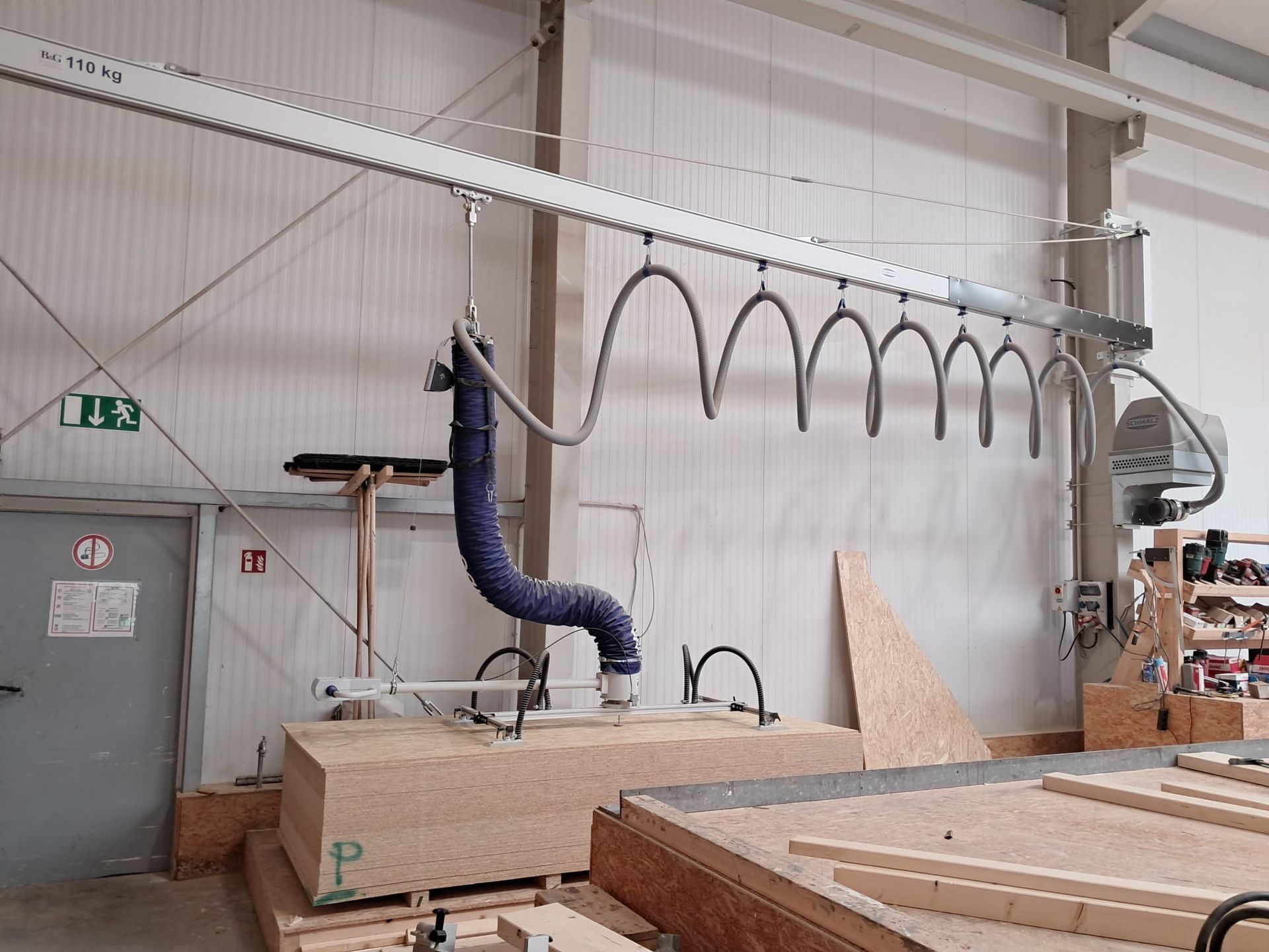 Eine Holzkiste mit dem Buchstaben P darauf