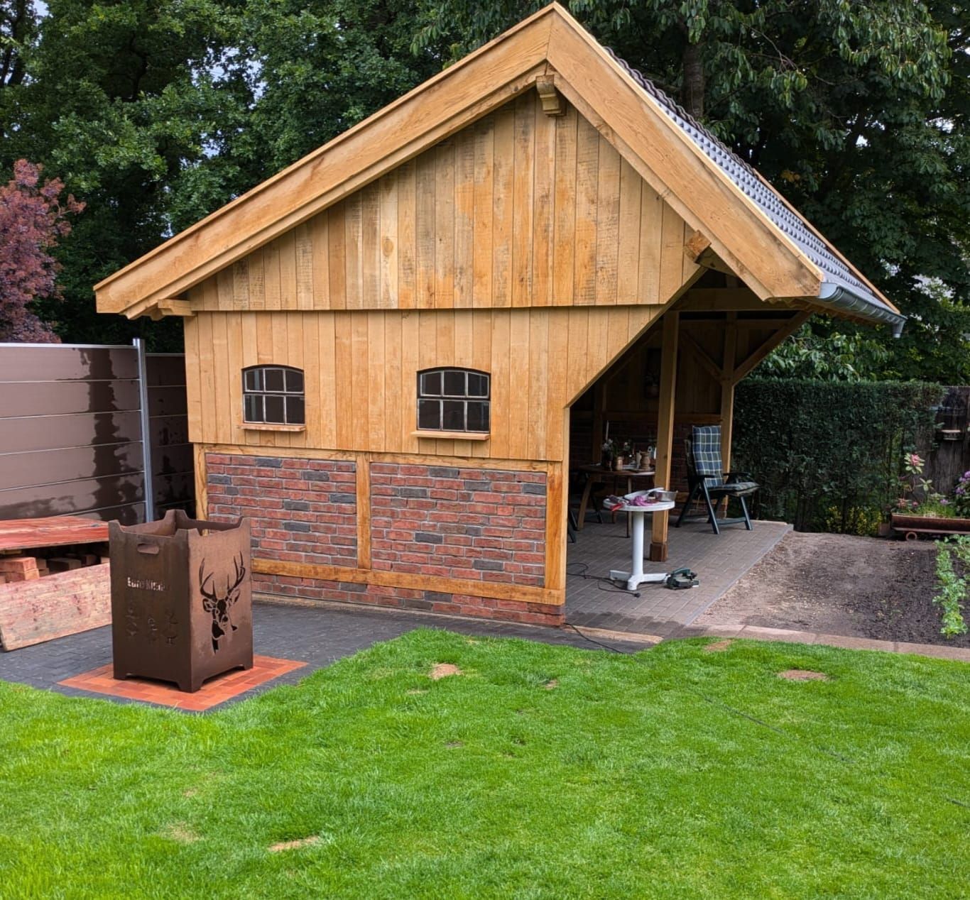 Ein Backsteinhaus mit einem roten Ziegeldach steht mitten auf einem Feld