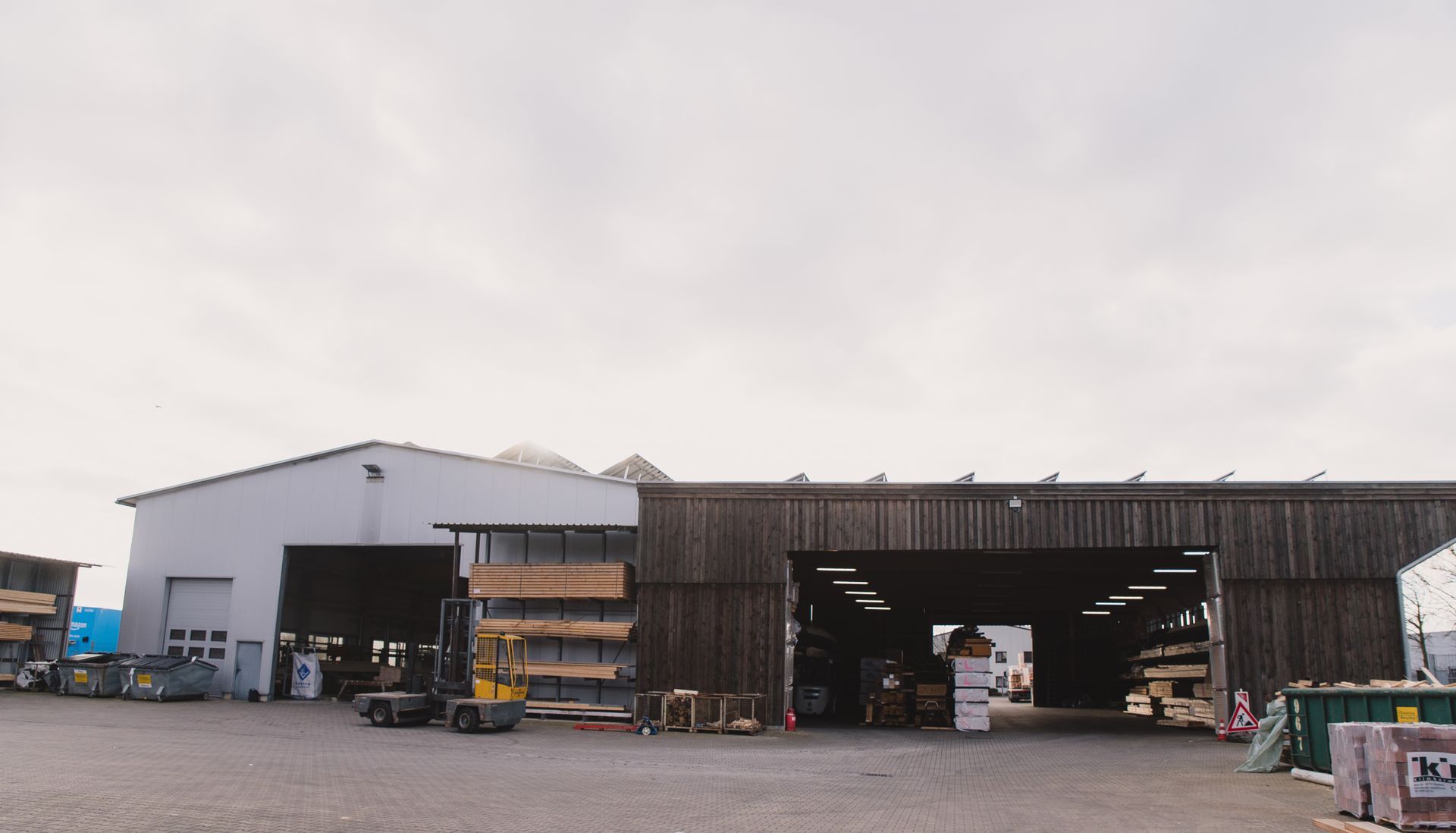 Ein großes Gebäude, vor dem viele Lastwagen geparkt sind.