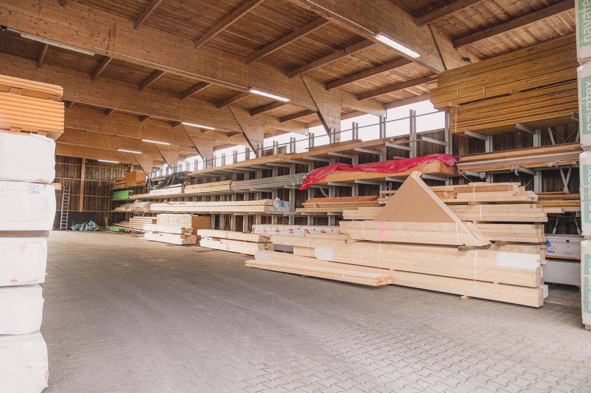 Ein großes Lagerhaus voller Holzteile.