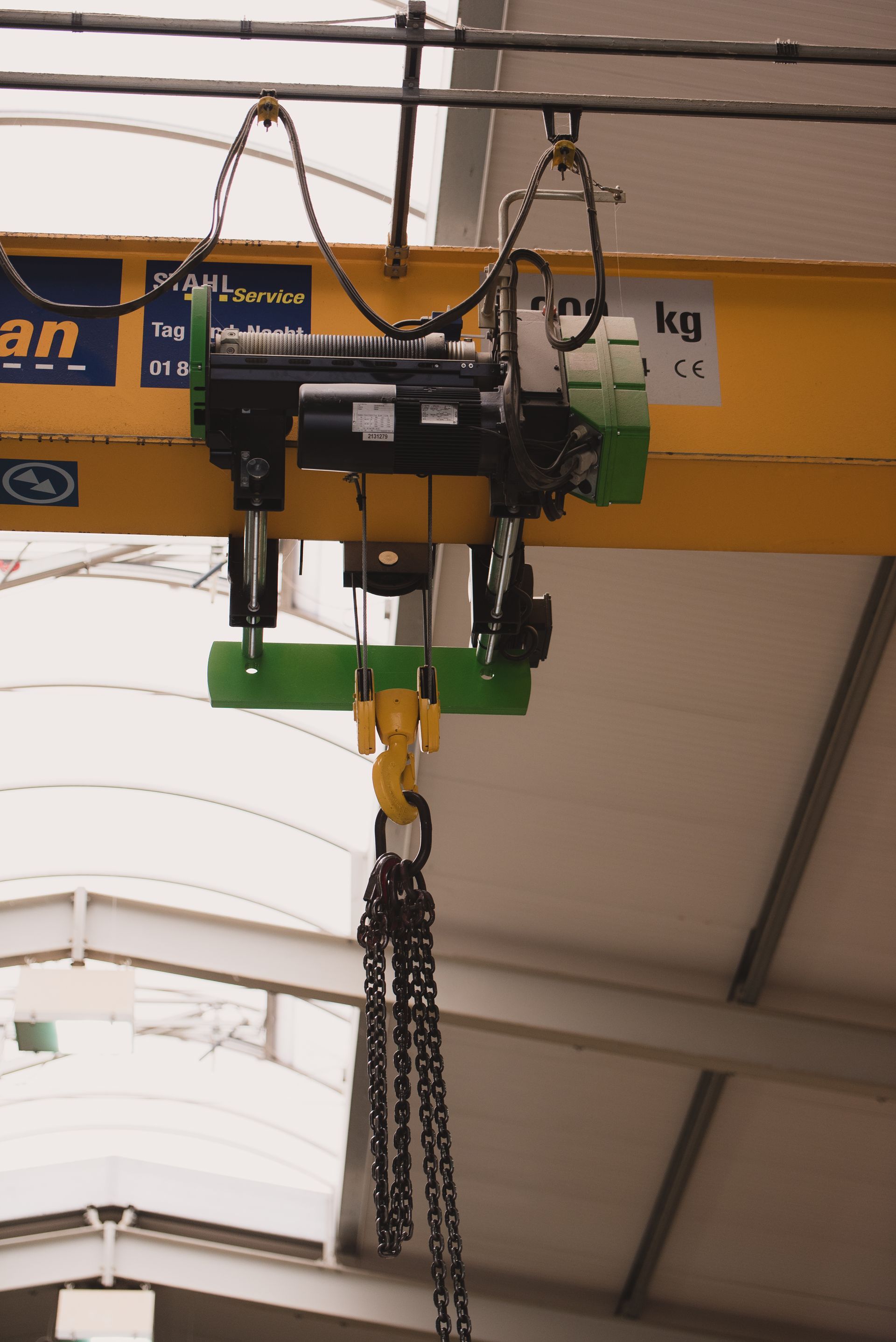 Von der Decke hängt ein Kran, an dem eine Kette befestigt ist.
