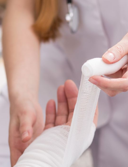 Une infirmière et un bandage