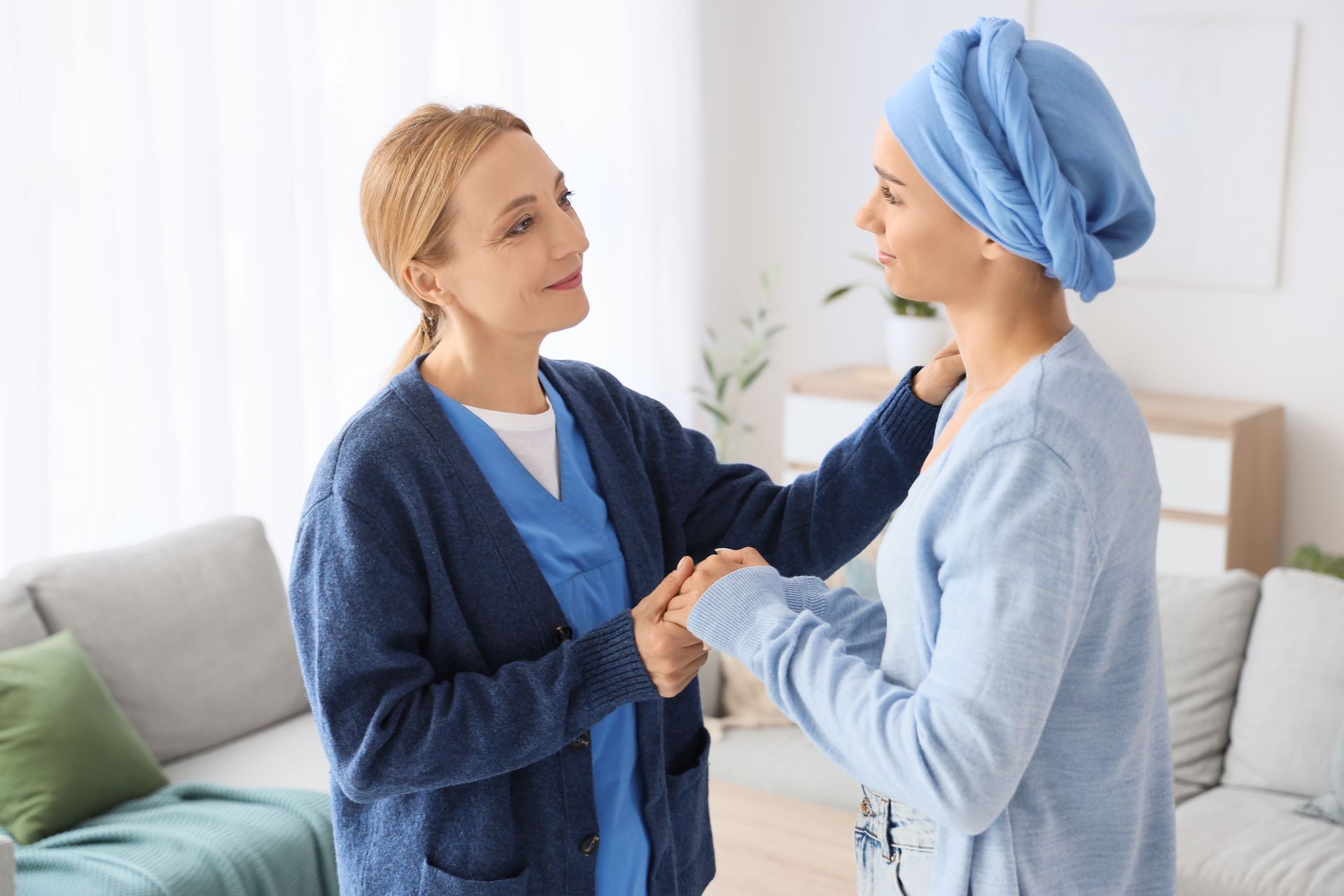 Une infirmière qui aide une personne