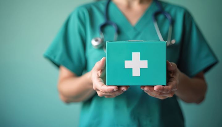 Une trousse à pharmacie