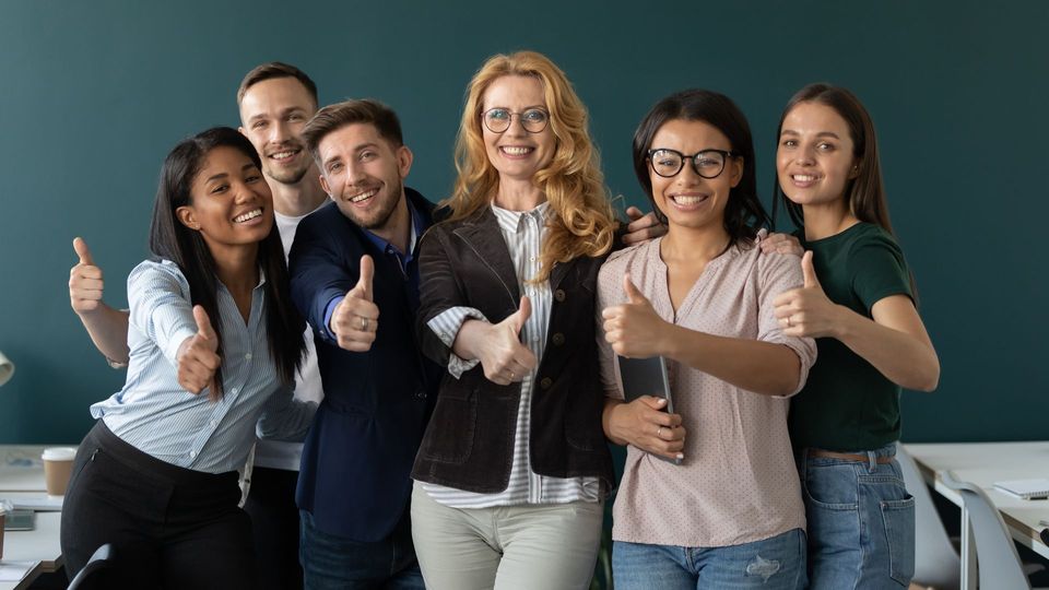Des personnes qui lèvent le pousse