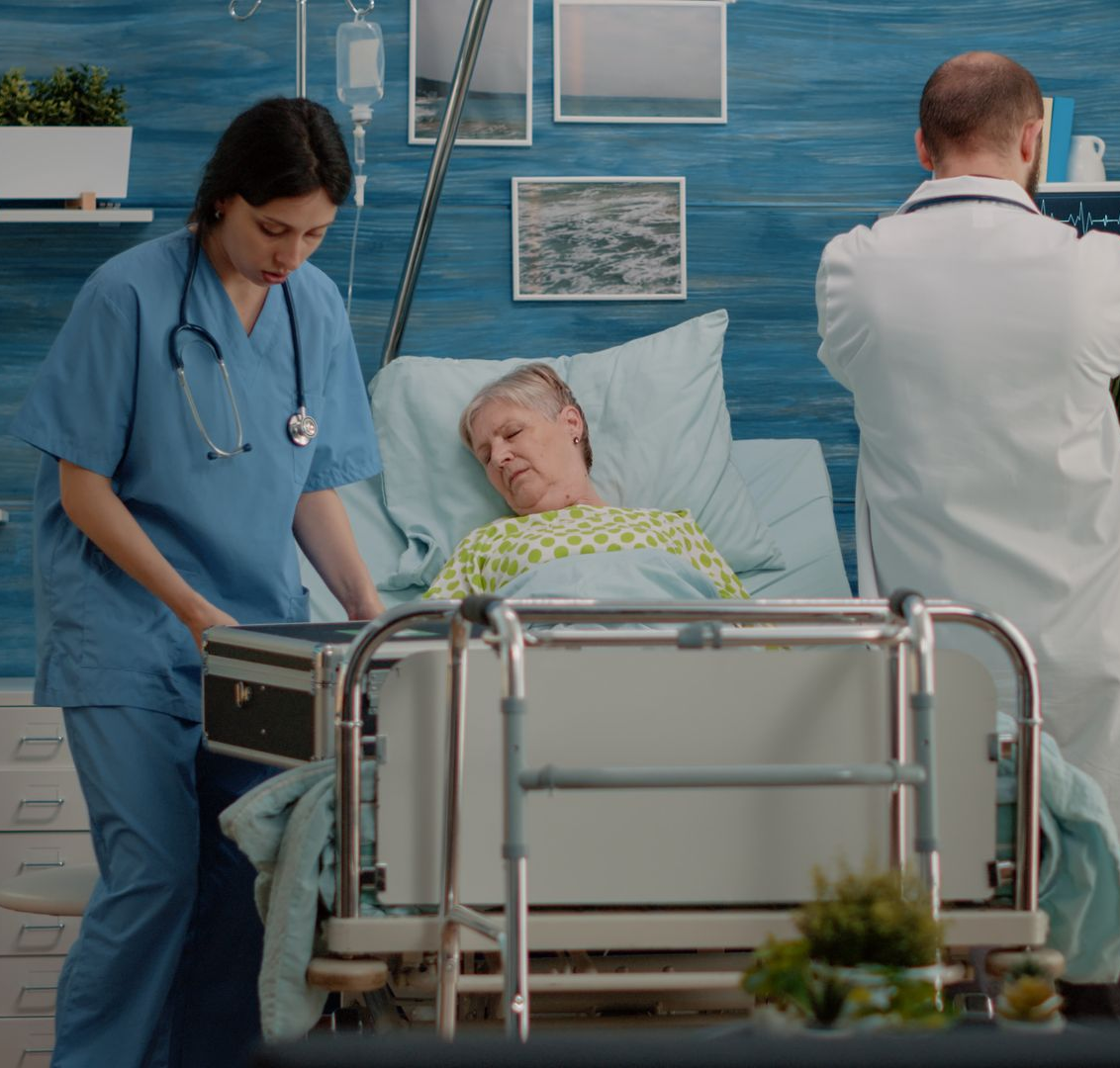 Une infirmière et un médecin