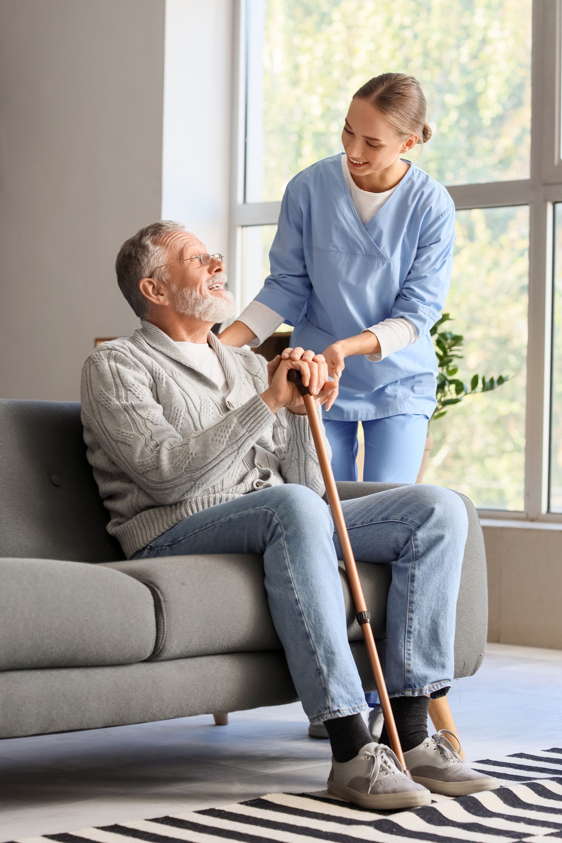 Une infirmière et un homme