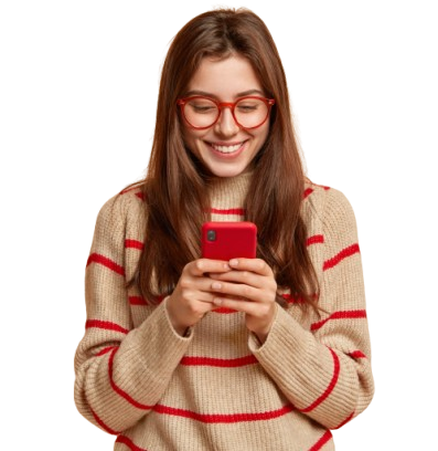Une femme avec un téléphone dans les mains
