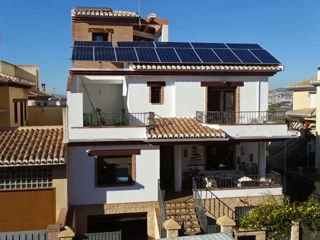 Icono de marcador de posición gris claro con un sol y montañas sobre fondo blanco