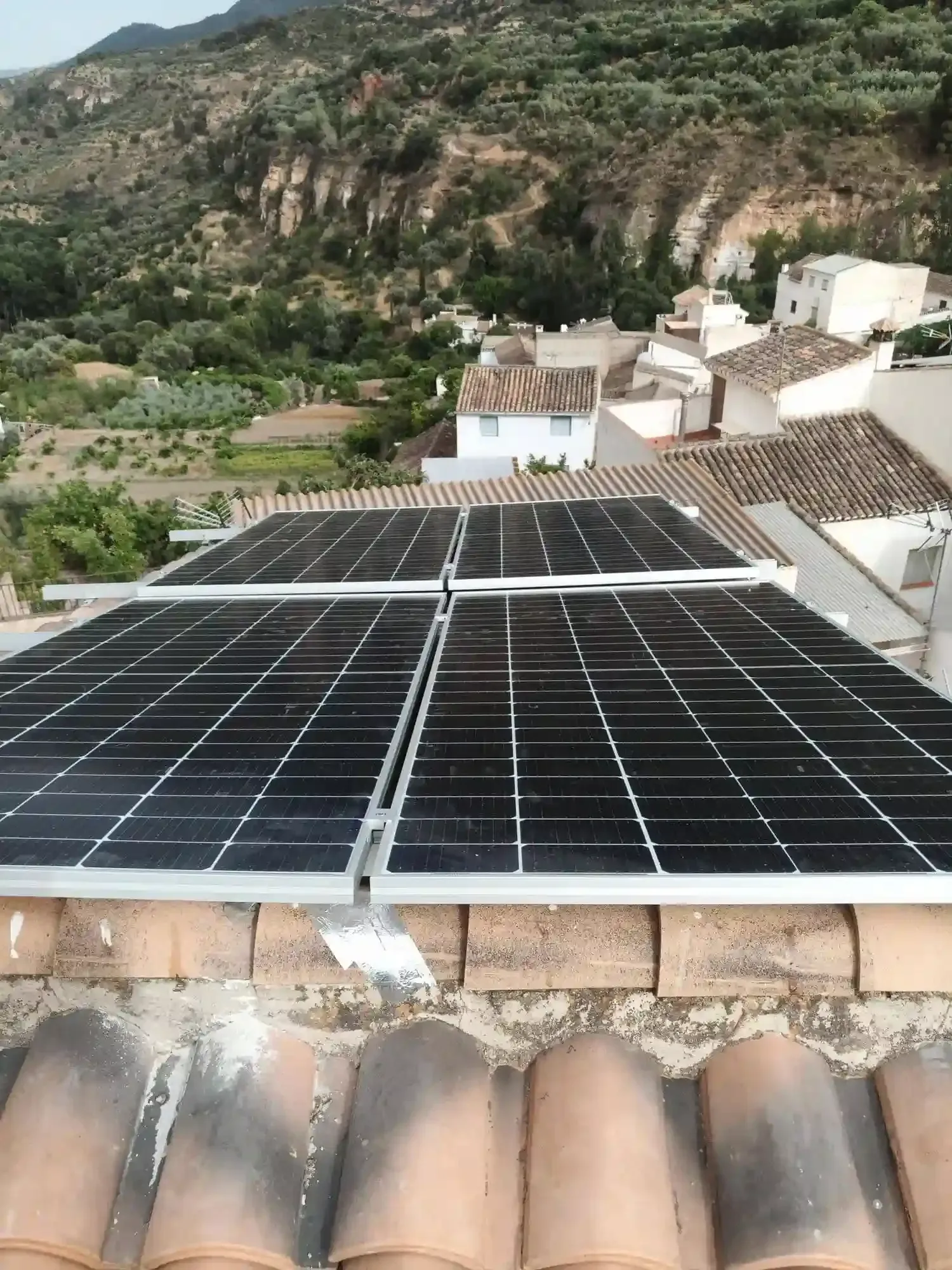 Icono de marcador de posición gris claro con un sol y montañas sobre fondo blanco