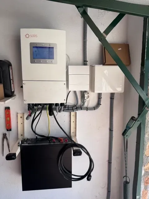 Equipo eléctrico montado en la pared con una caja de control blanca