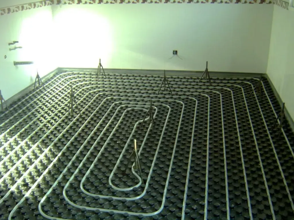 Habitación con tuberías de calefacción por suelo radiante colocadas sobre aislamiento 