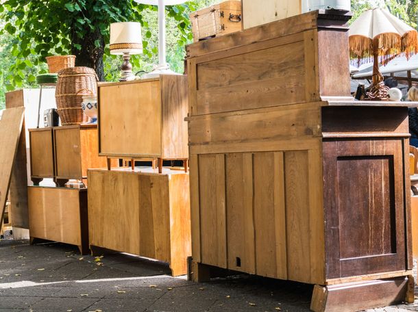 Des commodes, buffets et meubles en bois exposés à l'extérieur.